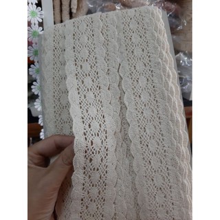 ลูกไม้แต่งสีผ้าดิบ กว้าง 2 นิ้ซ เมตรละ 70฿