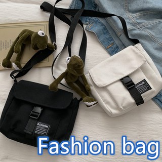 กระเป๋าผ้าแคนวาสสะพายข้างสะพายไหล่  กระเป๋าสะพายผ้าใบ แฟชั่นสไตล์ญี่ปุ่นและเกาหลี fashion bag 2สีให้เลือก ดำและขาว