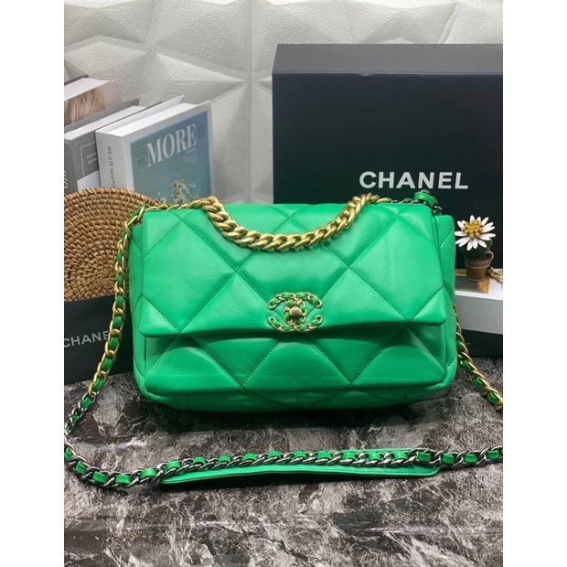 Chanel 19 สีเขียว Size 30 cm