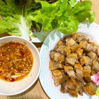 หมูกรอบ อบ ไม่มีไขมันทรานส์ เนื้อนุ่ม หนังกรอบ by หมูกรอบ SNOOK (ขนาด 200g)