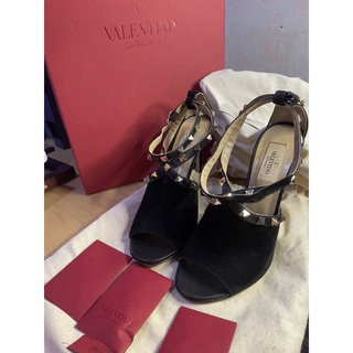 รองเท้าส้นสูง  Valentino rockstud suede sandal with crossed straps สีดำสนิท