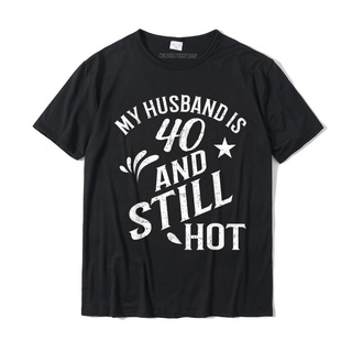 [COD]เสื้อยืดผ้าฝ้าย พิมพ์ลาย 40th Birthday Husband Is Still Hot Camisas Hombre Coupons สําหรับผู้ชายS-5XL