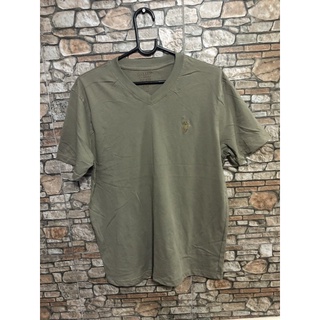 GALLOP CALIFORNIA ( SIZE M ) เสื้อยืดทรง OVERSIZED คอวี สีเขียวขี้ม้า ไหล่ 18-19 นิ้ว อก 42-46 ยาว 28.5 นิ้ว