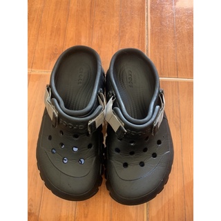 รองเท้าลำลองcrocs มือ2