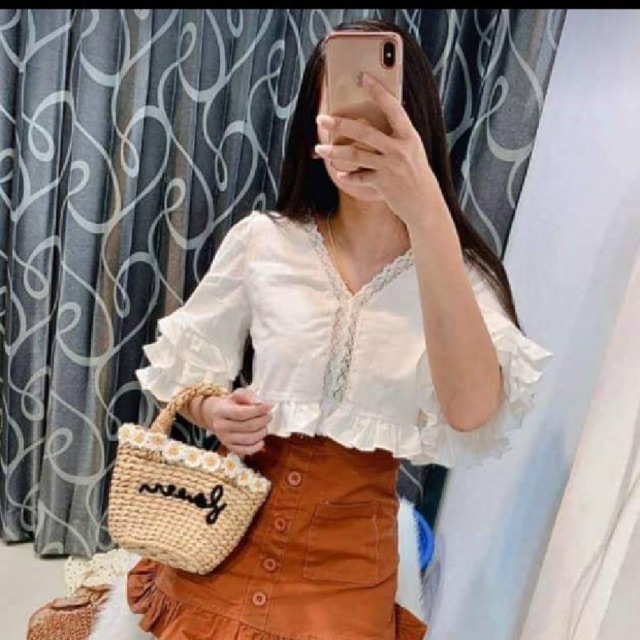 เสื้อคอวี ตัดต่อลูกไม้ช่วงคอจนถึงกลางอก ลดล้างสต๊อก!!