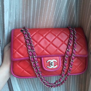 Used chanel classic lambskin medium10” holo11 สีน่ารักมากๆ เป็นสีแดงๆส้มๆ ขอบและสายเป็นสีชมพู