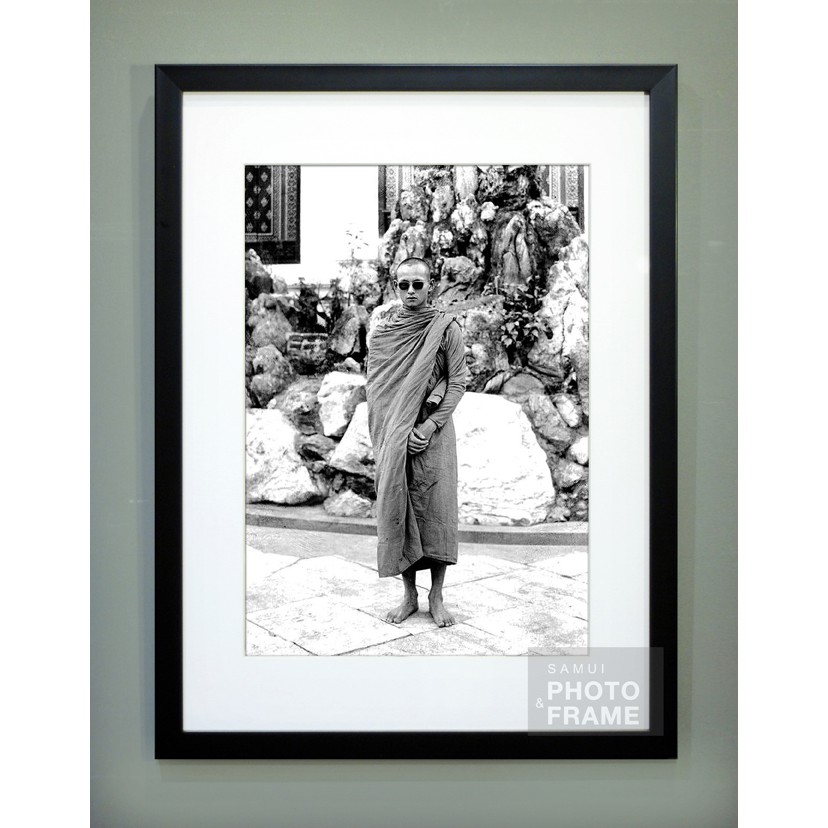กรอบรูป พระบรมฉายาลักษณ์ ในหลวงร.9 รูปขาวดำ กรอบรูปสไตล์โมเดิร์น โฟโต้บอร์ด (ขนาดกรอบ45x60ซม)