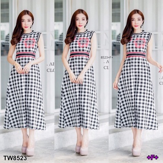 👗Pfashion [ส่งไว!!🚛] P8523  แม็กซี่เดรสลายสก็อตพิมพ์ลายดอกไม้ตรงอก   Plaid printed maxi dress with floral prin