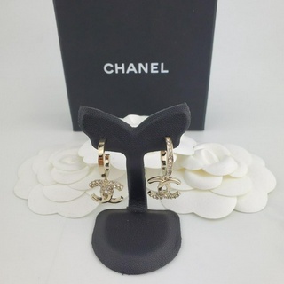 ต่างหูชาแนล Chanel รุ่น Metal &amp; Diamantés Gold &amp; Crystal สีทองประดับด้วยคริสตัล