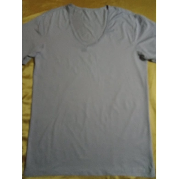 เสื้อยืด คอวี สีเทาอ่อน เนื้อผ้าแบบเดียวกับ airism ของ Uniqlo ลื่นเย็นเบาบาง สัมผัสสบาย รอบ 38 - 44"