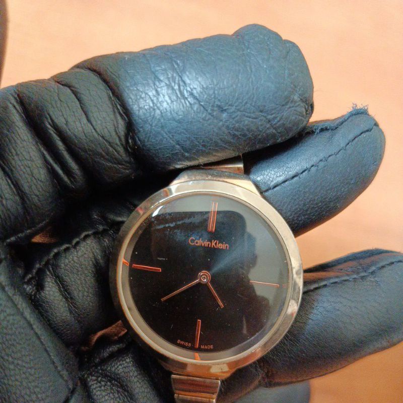 นาฬิกาแบรนด์เนมCK Calvin Kleinหน้าปัดสีดำตัวเรือนสีทองสายเลสสีทอง ของแท้ มือสองสภาพสวย