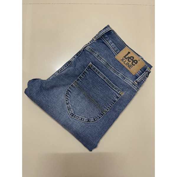 Lee รุ่น LE 9X01 กางเกงยีนส์ผู้ชาย ราคาป้าย 1,890 บาท ยีนส์ยืด เอวต่ำ ทรงเข้ารูป สียีนส์ ใหม่ ของแท้