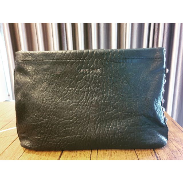 กระเป๋าหนังมือสอง ยี่ห้อ ANNE KLEIN สีดำ อะไหล่รมดำ  มีหมุดด้านข้างเท่ๆ เอาไว้ใส่ macbook ipad ก็ได้