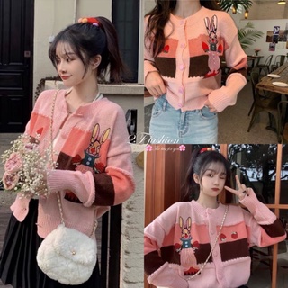 เสื้อคลุมไหมพรม ลายปักกระต่ายกับสตรอเบอรี่ มาในโทนสีชมพูสวยหวาน ติดกระดุมหน้า ทอลายสลับสีสวยมาก