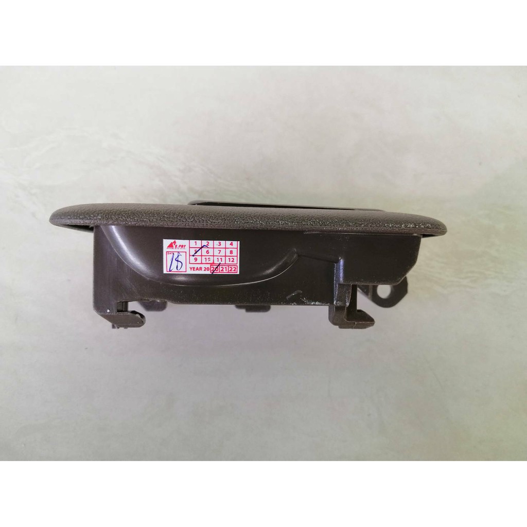 มือเปิดอันใน+เบ้ารอง TOYOTA TIGER,D4D สีน้ำตาล ข้างRH (ขวา) ราคาอันละ 75 บาท