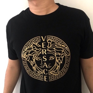 เสื้อยืดผ้าฝ้าย พิมพ์ลายป้าย VERSACE เข้ากับทุกการแต่งกาย สไตล์คลาสสิก สําหรับผู้ชาย และผู้หญิง ไซซ์ S-5XL