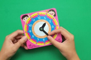 สื่อการสอน นาฬิกาสอนเวลา อุปกรณ์ช่วยสอนเวลา What time is it 12.4x15.7 cm.