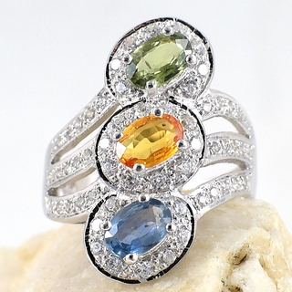 SKJewelryfactory แหวนเงินแท้ 92.5% ฝังพลอยแท้ 3 สีล้อมด้วยเพชร สไตล์หรูหราอลังการณ์ ER00646-MCG5