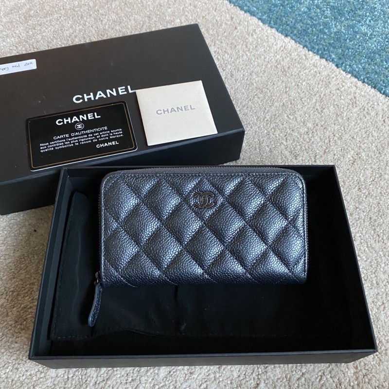 Like new Chanel zippy medium wallet holo20 caviar 6" สีชาโคลเกือบดำ สภาพสวย ขอบมุมงาม ภายในสะอาด หนังป่องงาม