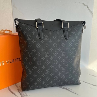 Louis Vuitton BAG ( ใบนี้งานสวยมากสามารถถือหรือสะพายก็ได้มีสายสะพายยาวมาในตัว ใส่ computer ได้ )💛