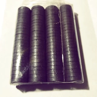 แม่เหล็ก สีดำ 1.5 ซม. x 3 มิล ห่อละ 100 เม็ด เป็นแม่เหล็ก สีดำ เฟอไรท์ ใช้กับงาน ติดตู้เย็น น่ารักดี