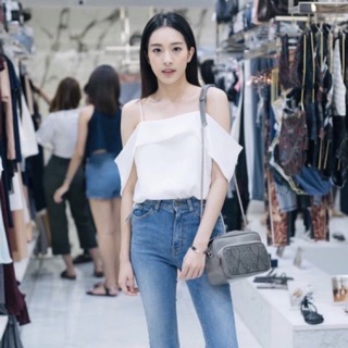 เสื้อปาดไหล่สีขาว คิ้วท์ๆ