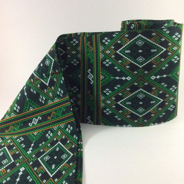 สไบสวย สไบงาม ผ้าพิมพ์ลายแพรวาสีเขียว ใช้ใส่กับชุดแพรวา ทำให้โดดเด่น