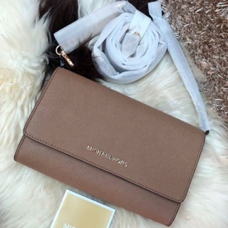 สะพายข้าง ถอดสายถือเป็นครัชได้นะคะ  Michael Kors Saffiano Leather 3-in-1 Crossbody 35S9GTVC3L