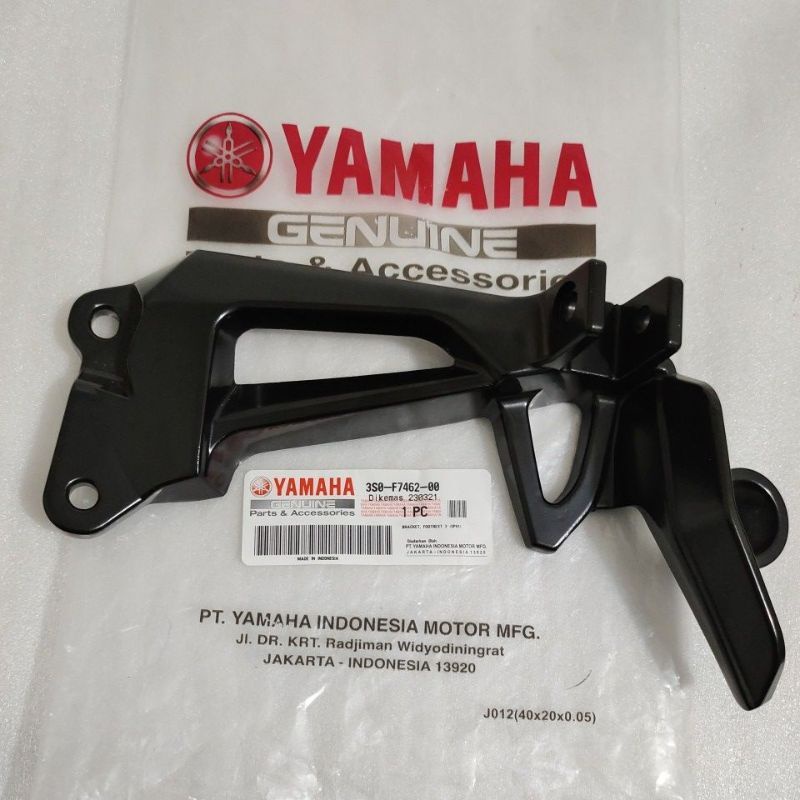 ขายึดเท้าหลังขวา Yamaha Vega R ใหม่ 2006 Ori 3S0-F7462-00