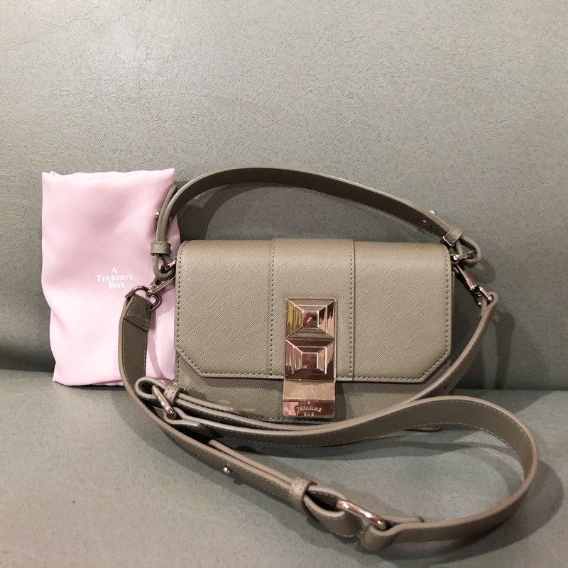 atreasurebox layer taupe