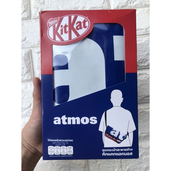 กระเป๋า kitkat x atmos สีน้ำเงิน แท้จาก7-11 มือ1 มีกล่อง ไม่มีช็อคโกแลต