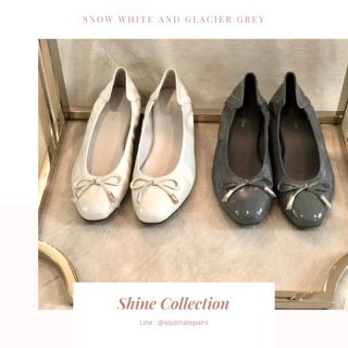 รุ่นนี้ Shine Collection มี 2 สีให้เลือกกัน เป็นรุ่นหนังแกะที่เคลือบเงา หรูหรา ดูแพงมากจริง งาน premium ไม่เจ็บไม่แข็ง