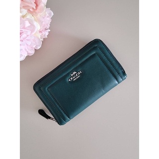 (ผ่อน0%) กระเป๋าสตางค์ ใบกลาง ซิปรอบ สีเขียว MEDIUM ID ZIP WALLET WITH BORDER QUILTING (COACH C7365) METALLIC IVY 6 นิ้ว