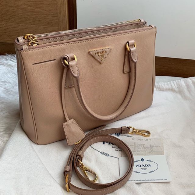 Good condition Prada Saffiano 30 สี cammeo สภาพสวย