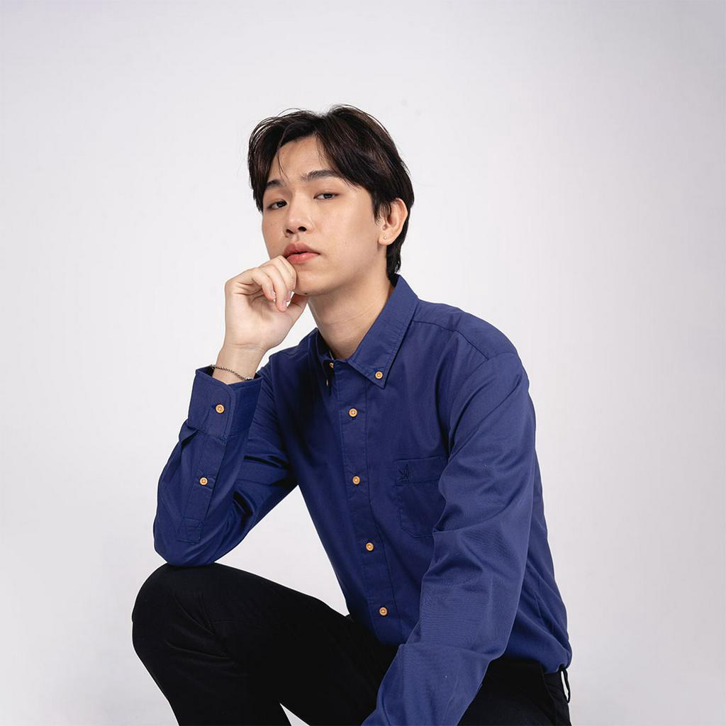 (NO XL) ISSARA Basic เสื้อเชิ้ตชาย ปกกระดุม ทรงสลิม สีน้ำเงิน