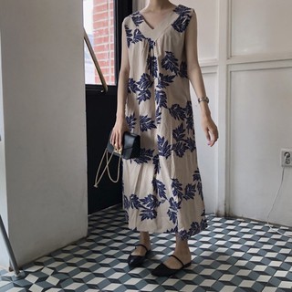 ส่งต่อ เดรสแขนกุดลายใบไม้สีน้ำเงิน lucca leaf dress จากร้าน Chawy.boutique 🦕