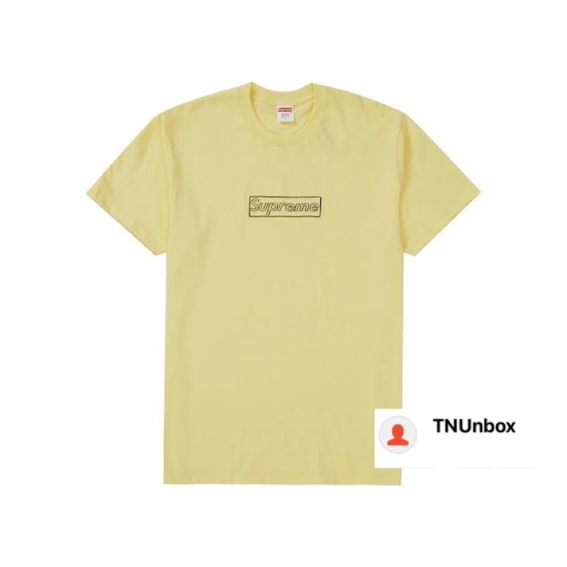 เสื้อยืด Supreme x KAWS Chalk Logo Tee Pale Yellow ไซส์ M มือหนึ่ง ของแท้ 💯