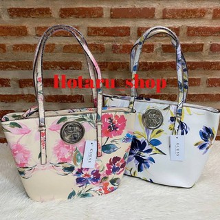 GUESS OPEN ROAD FLORAL TOTE BAGกระเป๋าถือขนาดกลางทรงสวย ฐานตั้งอยู่ทรง