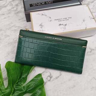 กระเป๋าสตางค์ผู้หญิงแบรนด์แท้ Classic 100%  ใบยาว  พร้อมกล่อง  บางๆ มีช่องซิป และช่องใส่บัตร งานสวย