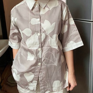 Brown-Cream Leaf Shirt (Oversize) เสื้อเชิ้ตคอตตอนผสมลินิน