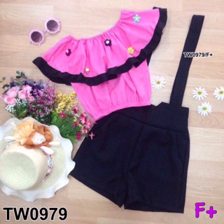 ชุดเซ็ต 2 ชิ้น เสื้อเป็นผ้ามอสเครปแต่งระบาย+เอี๊ยมกางเกงผ้าซาร่า TW0979