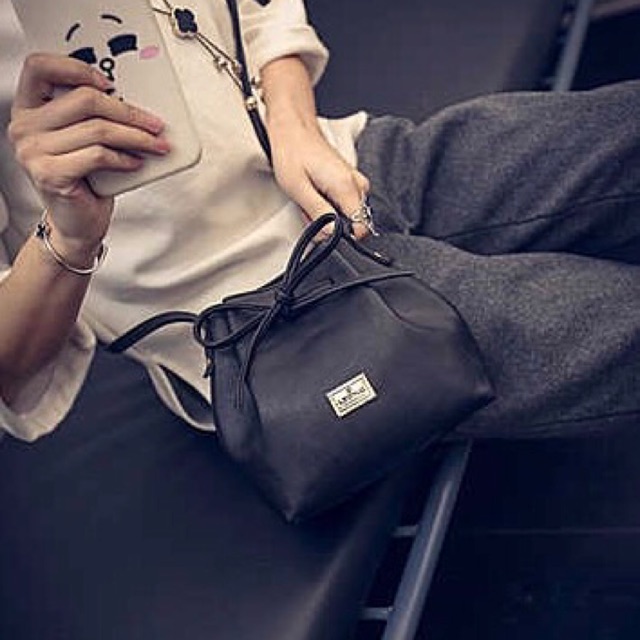 กระเป๋าสะพายข้าง ขนาดกลาง S009-BL