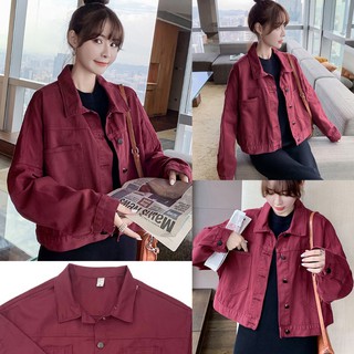 Korean🧧 เสื้อแจ็คเก็ตยีนส์สีไวน์แดงทรงสั้น มีกระเป๋าหน้าและกระดุมหน้า