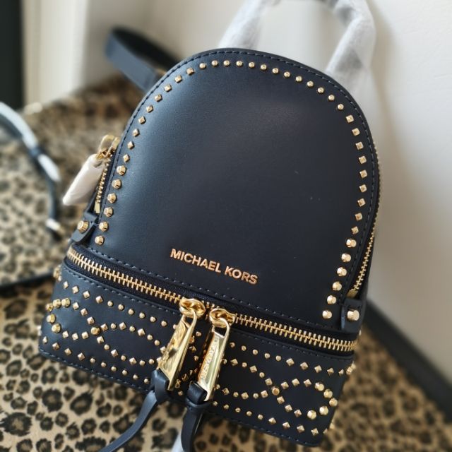 🦋 พร้อมส่งค่ะ 🦋 michael kors rhea zip xs
6.5 L x 7 H x3 W