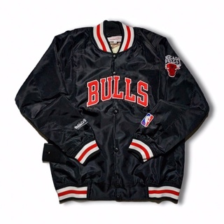 เสื้อแจ็กเก็ตเบสบอล Mitchell&amp;Ness Chicago Bulls NBA สีดํา