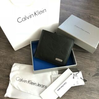 🐩Calvin Klein Short Wallet🐩
กระเป๋าสตางค์ใบสั้น ด้านหน้ามีโลโก้แบรนด์ สีดำ