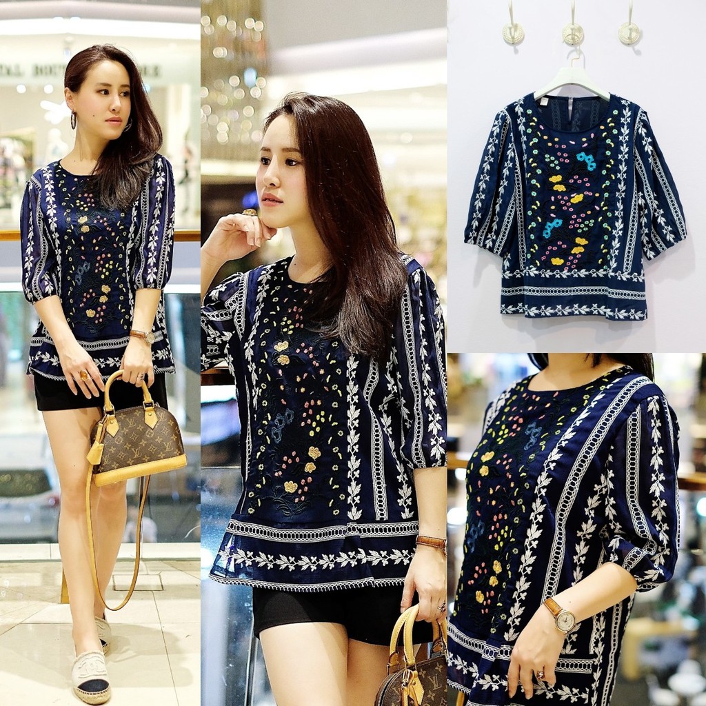 Lynlalin เสื้อคอกลม สม็อกยืดปลายแขน ผ้าชีฟอง ดีเทลปักดอกไม้ สีกรม (ไซส์ XL-3XL) รุ่น สะไบนาง