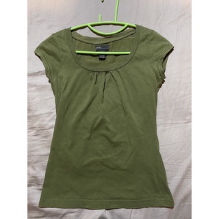 เสื้อยืด Zara สีเขียวขี้ม้า size S สภาพดี