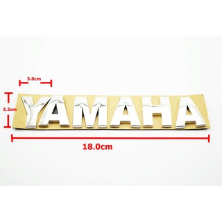 ป้ายโลโก้ YAMAHA พลาสติกสีโครเมี่ยม ขนาด 18.0x3.0cm ติดตั้งด้วยเทปกาวสองหน้าด้านหลัง