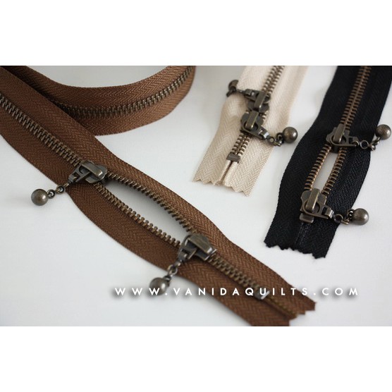 ซิปญี่ปุ่น YKK เบอร์ 5 ฟันโลหะ ทองเหลืองรมดำ พร้อมหัวซิปกลม 2 หัว 50 ซม. (20นิ้ว)